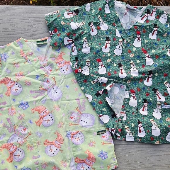 UA SCRUB TOPS V Neck CHRISTMAS SET Of 2, SNOWMEN TOPS LARGE NEW Festive - Picture 9 of 14